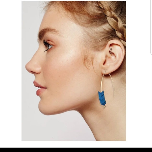 *Jasmina* Arrow Earrings - Picture 2 of 2